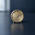 Reloj de sobremesa dorado sobre un escritorio de oficina